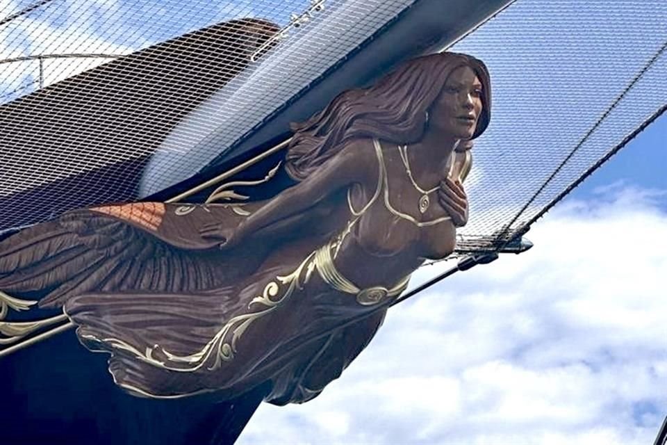 La proa del yate luce una figura tallada de Lauren Sanchez, como toda una sirena.