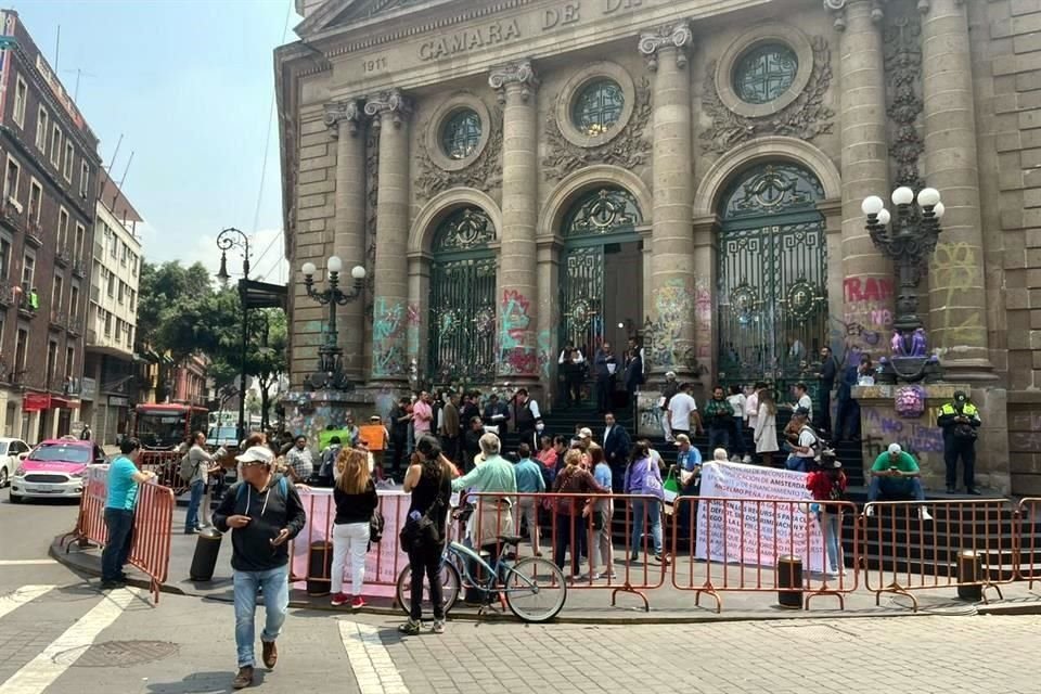 Los afectados llegaron desde las 11:00 horas, para entregar un pliego petitorio sobre las decenas de obras detenidas que dejó la Comisión para la Reconstrucción y heredó el Instituto de Vivienda. 