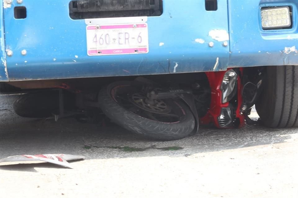 Enseguida derrapó y el tráiler le pasó por encima, pese a que el conductor alcanzó a frenar.