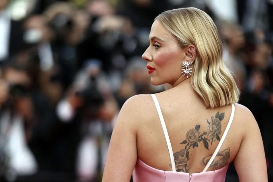 Johansson deslumbró con su atuendo y sus tatuajes en la espalda.