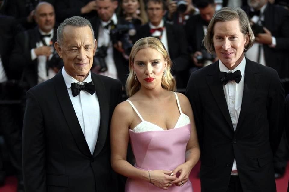 Scarlett Johansson, Tom Hanks y muchos famosos más presentaron la película 'Asteroid City' en el marco del festival de Cannes.