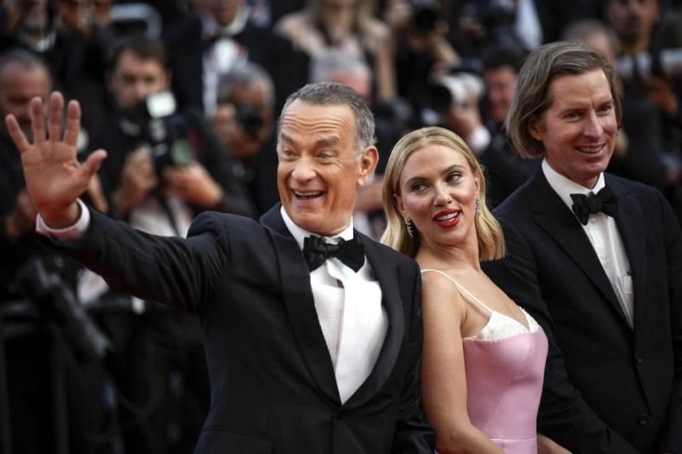 Tom Hanks, Scarlett Johansson y el director Wes Anderson lideraron la alfombra roja del filme.