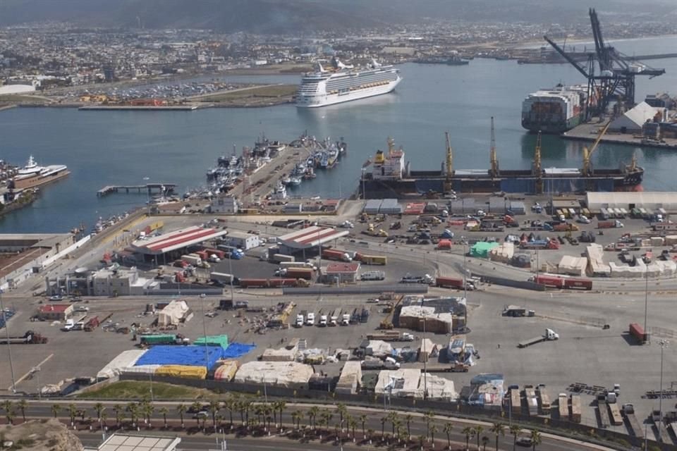 Exportaciones e importaciones enfrentan cuello de botella en aduana de Ensenada debido a inexperiencia de militares que ahora la operan.