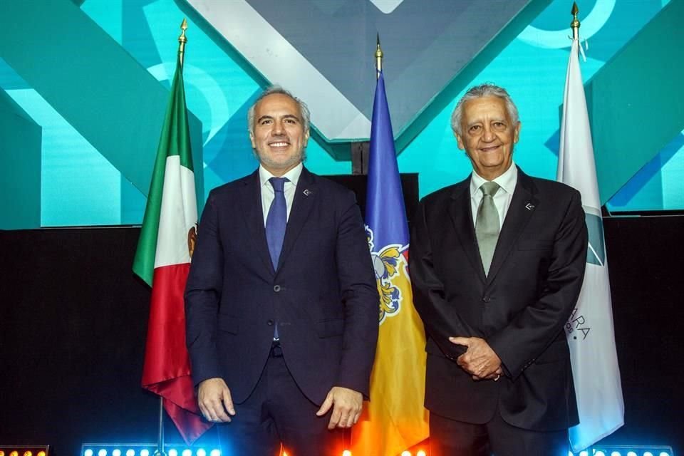 Federico Carlos Díaz González, presidente saliente de Expo Guadalajara, y Luis Salazar Ramírez, presidente entrante.