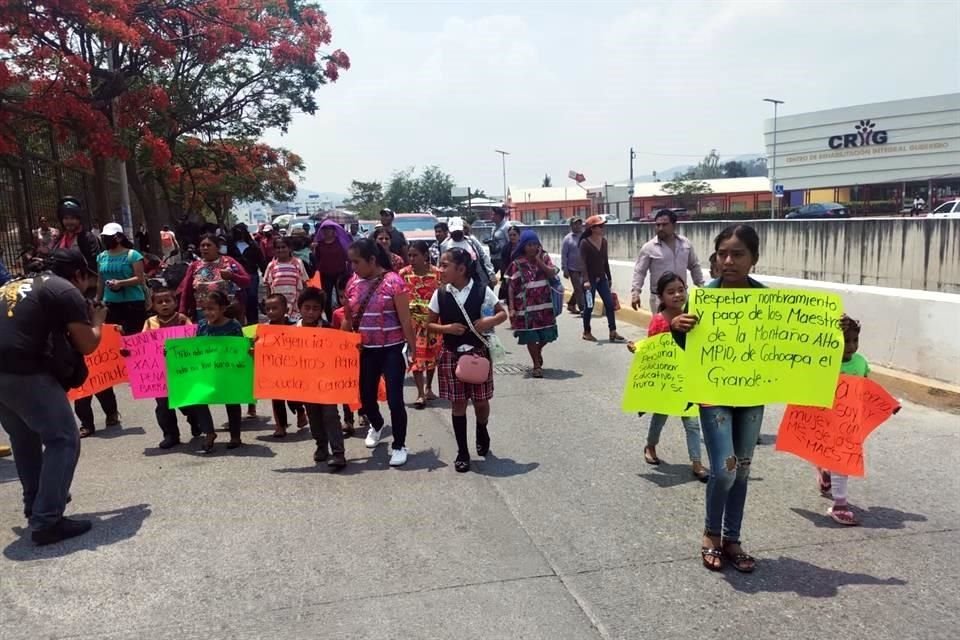 El grupo de no más de 50 personas caminó alrededor de dos kilómetros hasta llegar al palacio de Gobierno en Chilpancingo.
