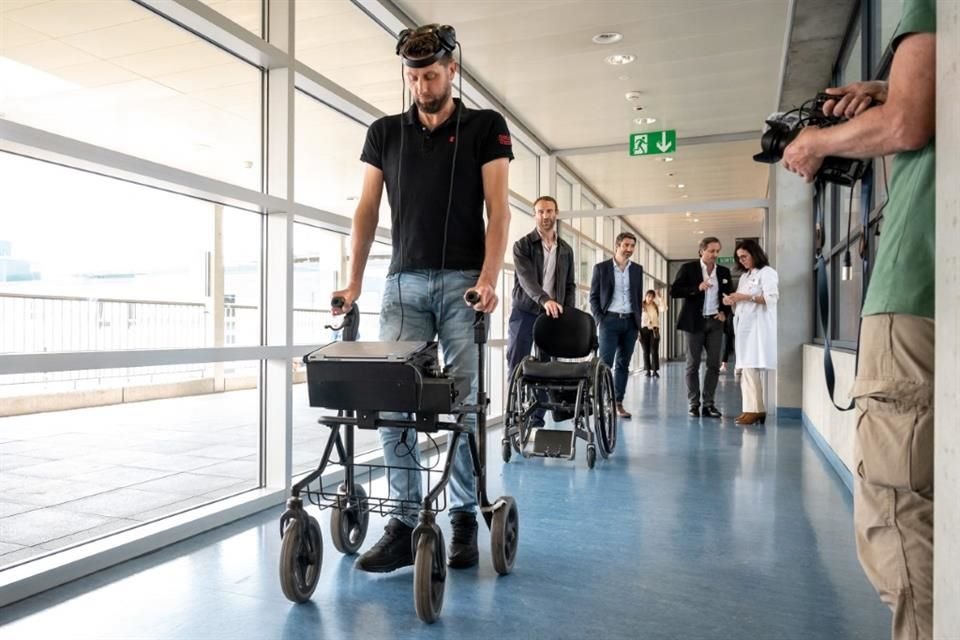 Un parapléjico volvió a caminar de manera natural gracias a la combinación de dos tecnologías en un hospital suizo en Lausana.