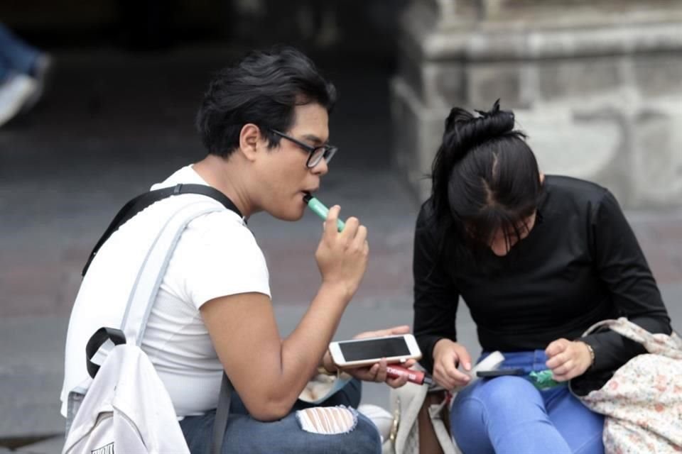 Aun que la prohibición de fumar en el Zócalo de la CDMX continúa el uso de vapeadores.