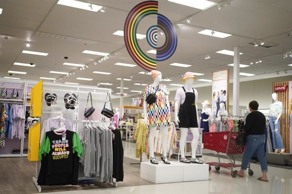 Target está retirando algunos artículos de sus tiendas y realizando cambios en su mercancía del Orgullo LGBTQ+.