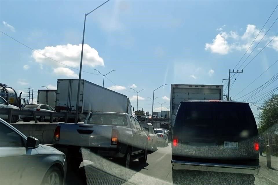 Al mediodía, la fila de vehículos de Reynosa a Río Bravo casi llegaba a la avenida Internacional, la ruta que conecta con el acceso al Puente Reynosa-Pharr, a la Aduana y casetas de Capufe.