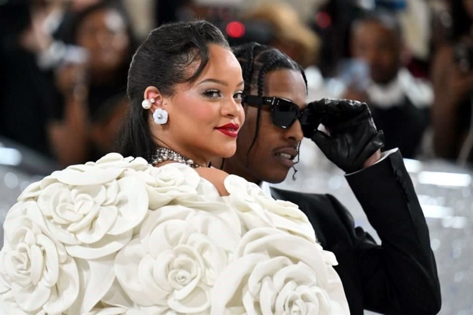 La cantante Rihanna presumió en TikTok un enorme anillo de diamantes que suele usar en el dedo de su pie izquierdo. ¡Vale casi 1mdd!