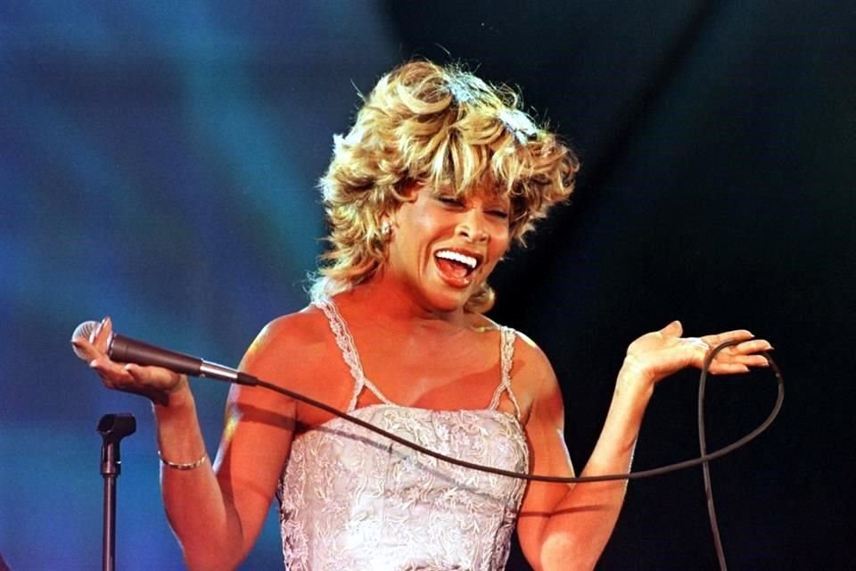 Confirma representante de Tina Turner que la cantante murió por causas naturales, sin ofrecer más detalles.