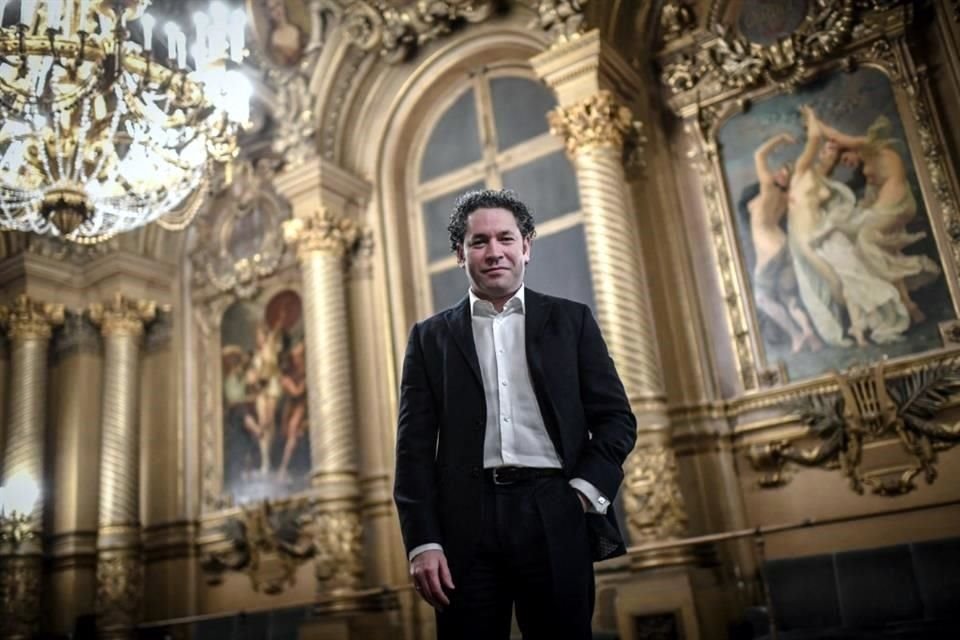 El director de orquesta Gustavo Dudamel renunció a la dirección musical de la Ópera de París para pasar más tiempo con su familia, explicó este jueves en un comunicado.