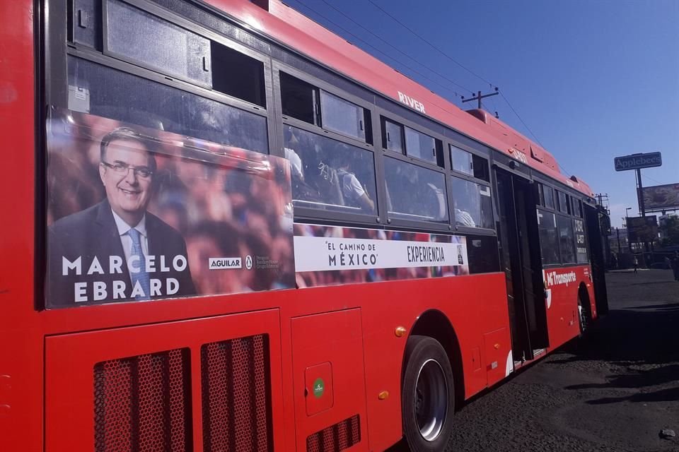 Publicidad del libro 'El Camino de México', escrito por el Secretario de Relaciones Exteriores, Marcelo Ebrard, en un autobús de la ruta C-125, en la Zona Metropolitana de Guadalajara.