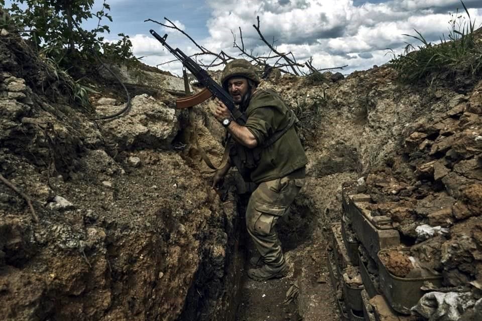 Un soldado ucraniano en una trinchera en el frente cerca de Bakhmut en la región de Donetsk, Ucrania.