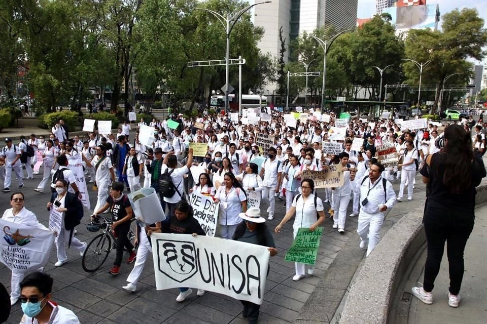 Estudiantes de Enfermería y enfermeras y enfermeros del sector salud marchan este miércoles en la CDMX y otras ciudades del País.