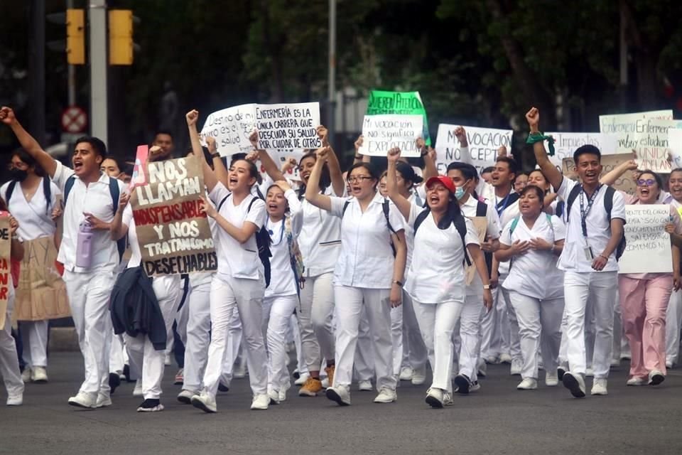 Frente al IMSS, los manifestantes demandan la presencia del director del IMSS, Zoé Robledo.