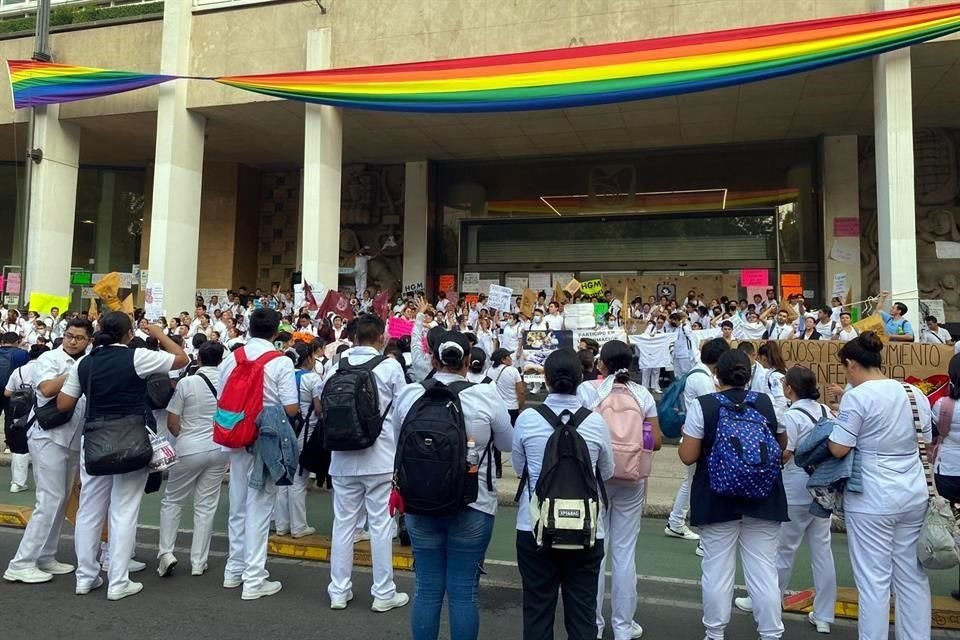 La protesta se instaló frente a la sede del IMSS en Paseo de la Reforma, en la CDMX.