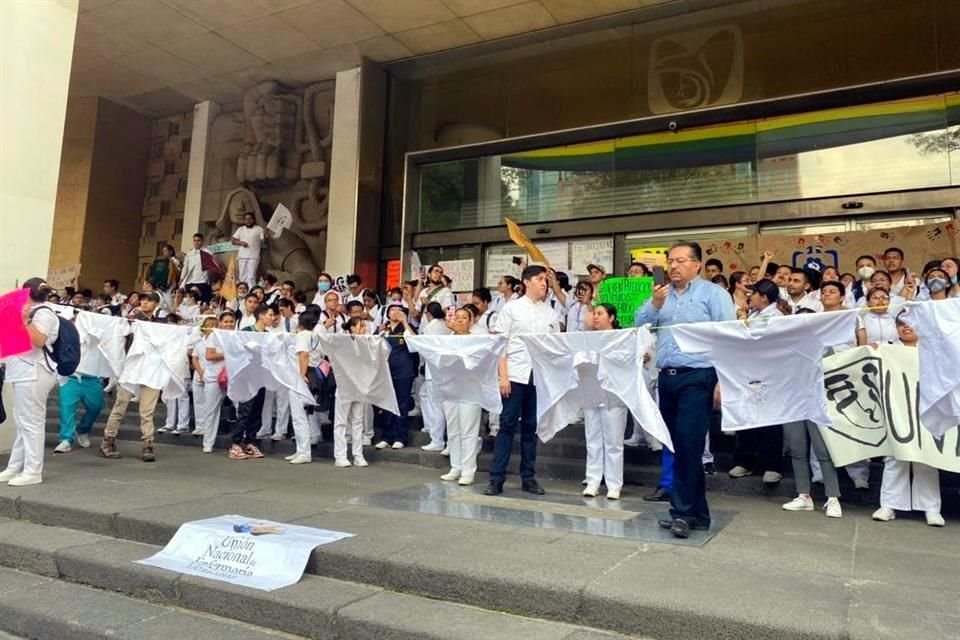 En su mayoría estudiantes de Enfermería, los manifestantes se colocaron en las escalinatas de la sede del IMSS en Paseo de la  Reforma.