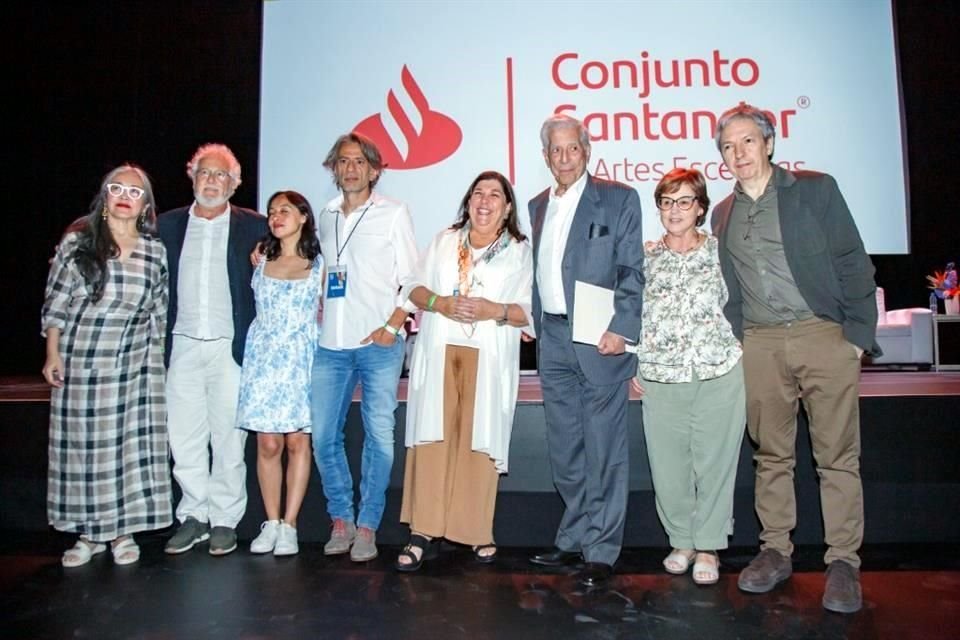 El escritor (sexto, de izq. a der.) junto a los finalistas de la Bienal que lleva su nombre.