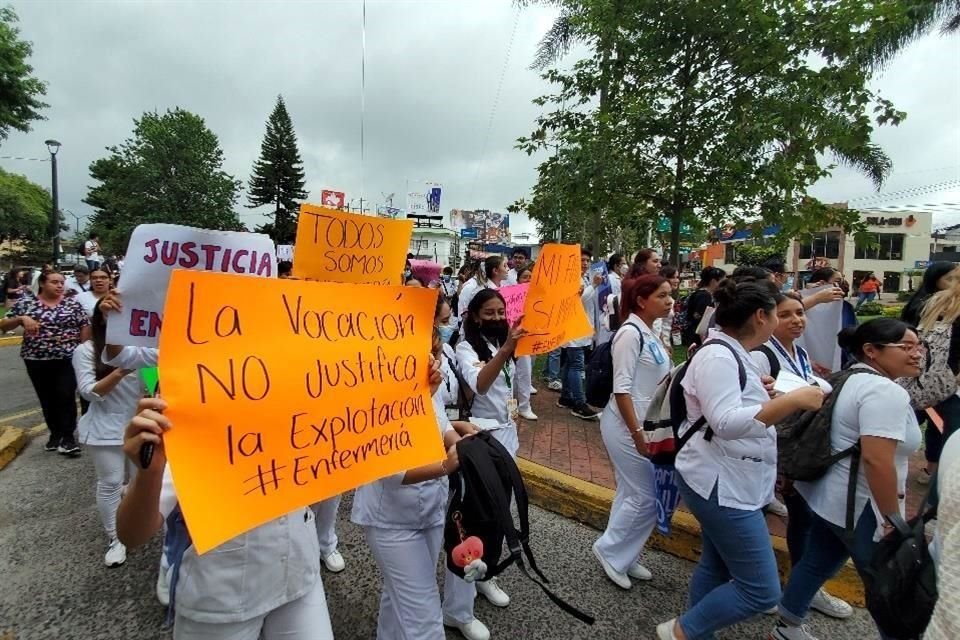 Estudiantes de Enfermería de la Universidad Veracruzana (UV) y trabajadores de la salud marcharon por reconocimiento y mejoras laborales.