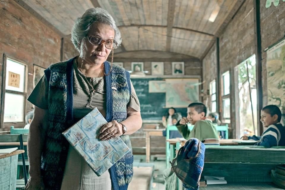 En el filme que estrena hoy Netflix, Adriana Barraza encarna a una maestra rural entregada a su profesión.