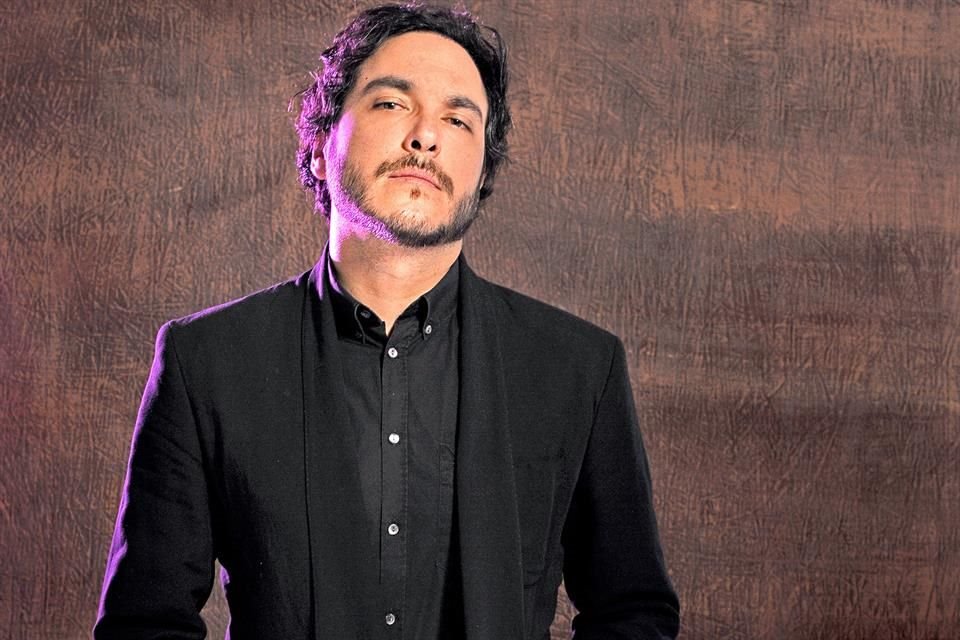 Rodrigo Dávila, vocalista de Motel, lanza hoy su nuevo sencillo '10 000 Soles' de su proyecto en solitario, que consiste en experimentación.