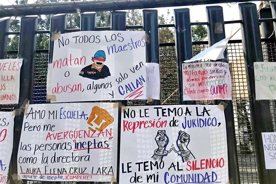 La reja de la entrada de la Prepa 3 es usada como un tendedero para mostrar su postura y otros casos de abuso escolar.