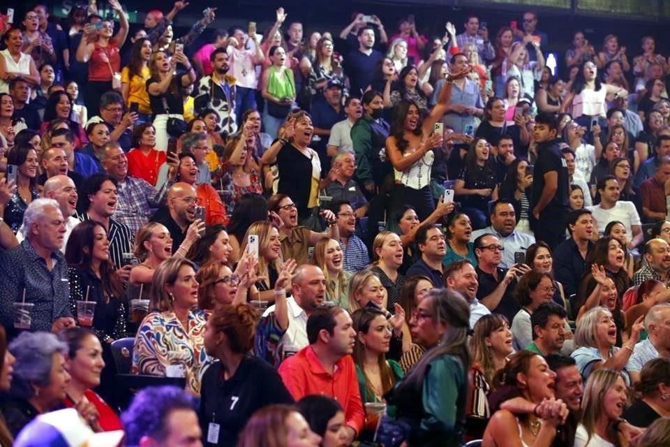 De pie, el público festejó sus apariciones en solitario y estalló en algarabía cuando los escuchó cantar juntos.