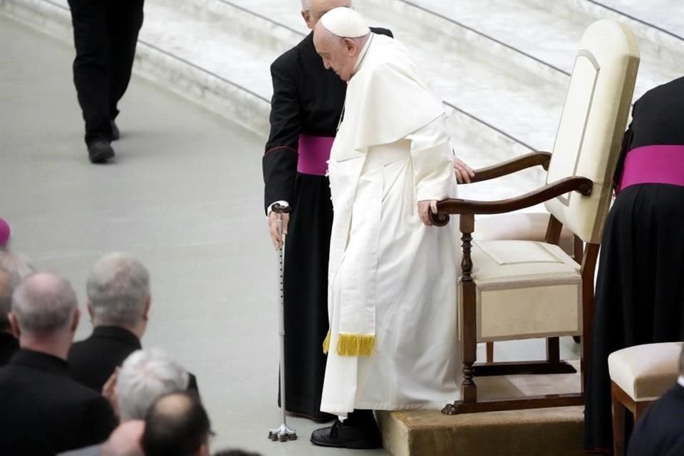 El Papa Francisco se va después de reunirse con miembros de la Conferencia Episcopal Italiana en el Vaticano, el jueves 25 de mayo de 2023.