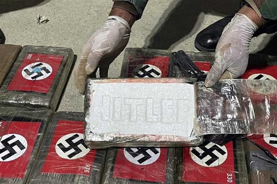 Policías antidrogas del norte de Perú incautaron 58 kilos de cocaína con destino a Bélgica en paquetes cubiertos con símbolos nazis y con el nombre de Adolf Hitler grabado en ellos.