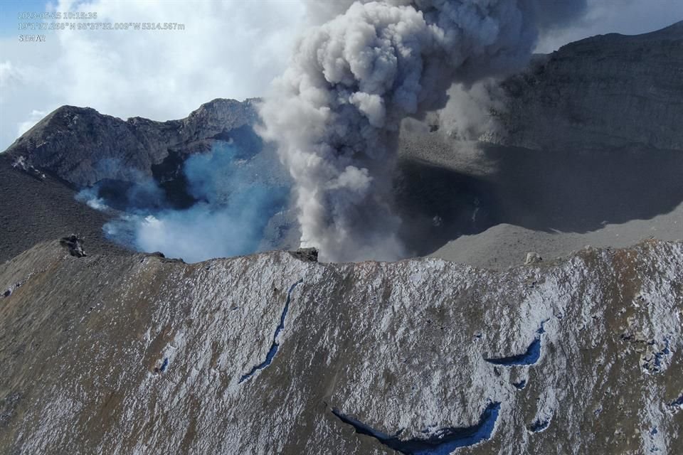 La existencia de un domo de lava en el cráter del volcán fue descartada.