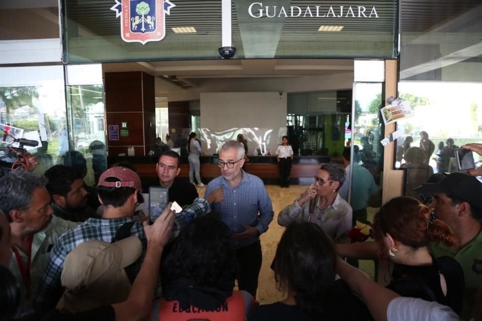 Las y los estudiantes que mantienen tomada la sede de CUCSH La Normal tuvieron el primer diálogo con las autoridades universitarias.