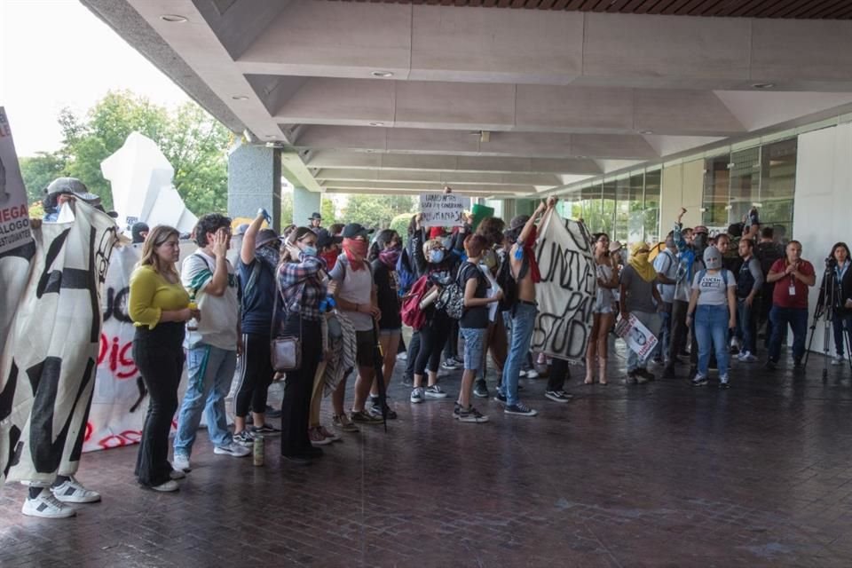 Las y los estudiantes que mantienen tomada la sede de CUCSH La Normal tuvieron el primer diálogo con las autoridades universitarias.