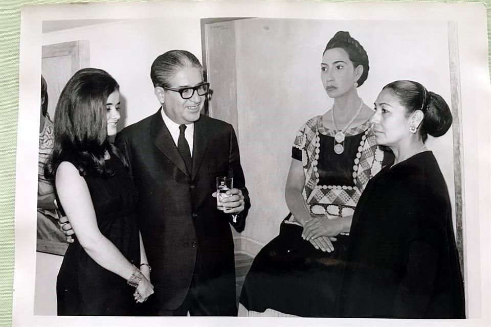 La etnóloga en su juventud, con su padre el pintor Raúl Anguiano.