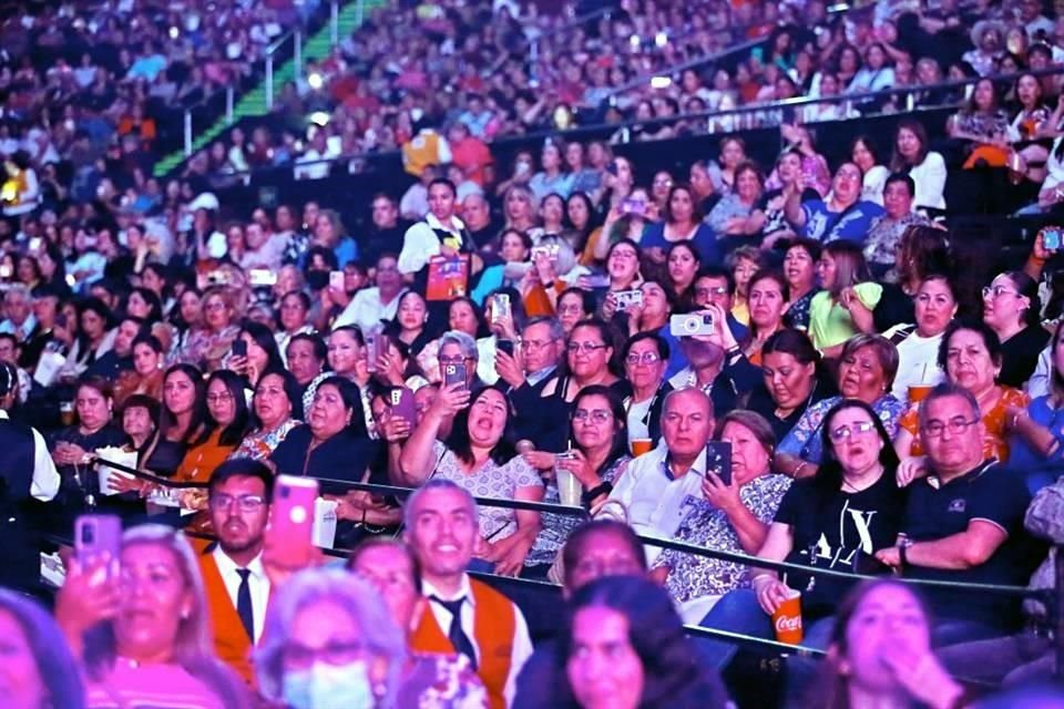 6 mil 800 personas asistieron al encuentro de las cantantes en la Arena Monterrey.