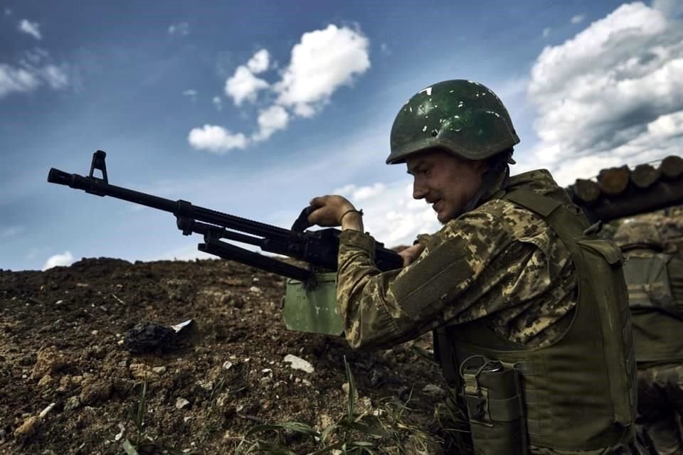 Un soldado ucraniano en una trinchera en el frente cerca de Bakhmut en la región de Donetsk, Ucrania.