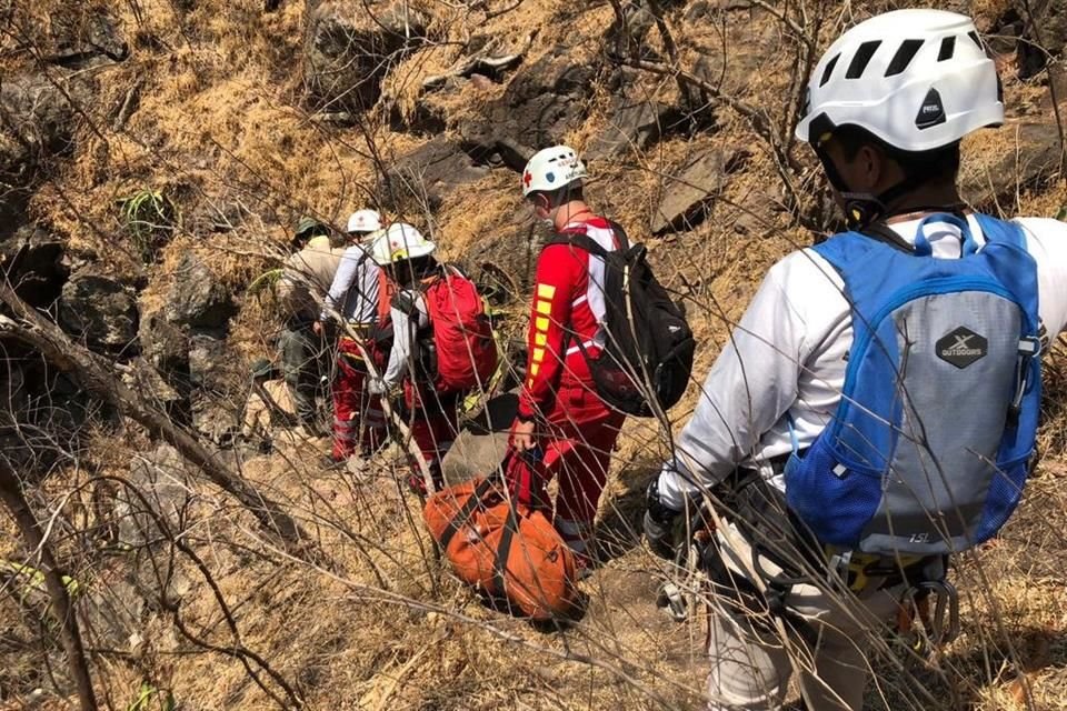 En las labores de búsqueda del paramédico de Cruz Roja Gabriel Santos Jiménez, bomberos localizaron el cadáver de otro hombre en la Barranca del Río Santiago.