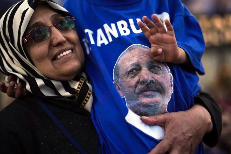 Los partidarios del Presidente turco y candidato presidencial de la Alianza Popular Recep Tayyip Erdogan escuchan el discurso de Erdogan durante un mitin de campaña en Estambul, Turquía.