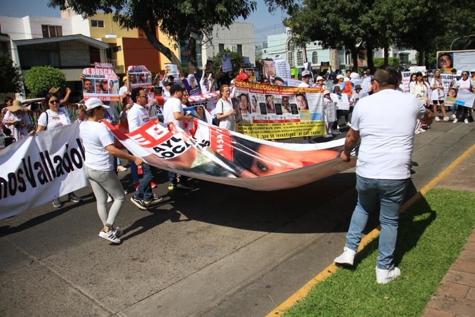 Decenas de personas marcharon ayer, por segunda vez en la semana, hacia Casa Jalisco.