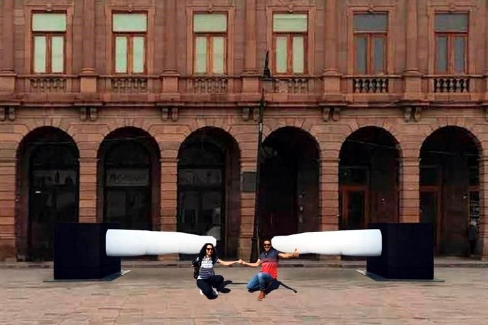 'Tú', obra monumental de 25 toneladas que consiste en dos dedos índices los cuales se enfrentan sin confrontarse, se presenta en la Plaza Fundadores.