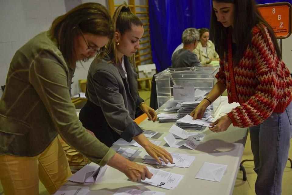 Autoridades electorales cuentan votos en Pamplona, al norte de España.