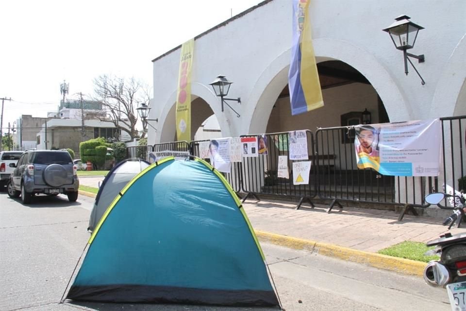 Familiares de los 7 trabajadores de call center desaparecidos desde hace una semana, montaron un plantón afuera de Casa Jalisco.