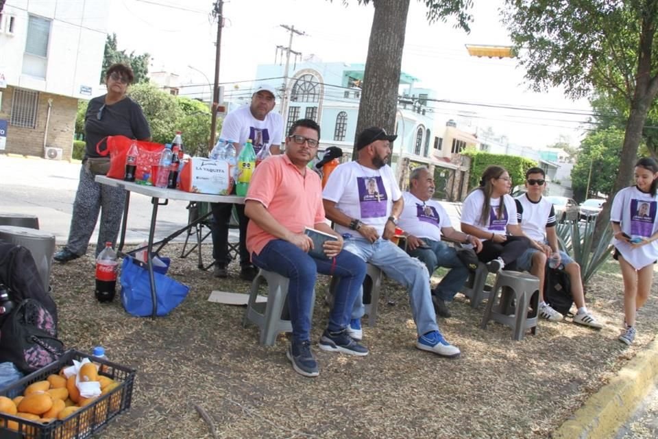 Familiares de los 7 trabajadores de call center desaparecidos desde hace una semana, montaron un plantón afuera de Casa Jalisco.