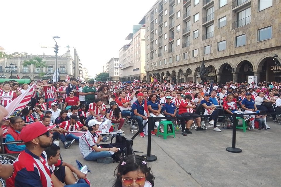 En el Centro de Guadalajara, miles de aficionados se reúnen para ver la Final en pantallas gigantes.