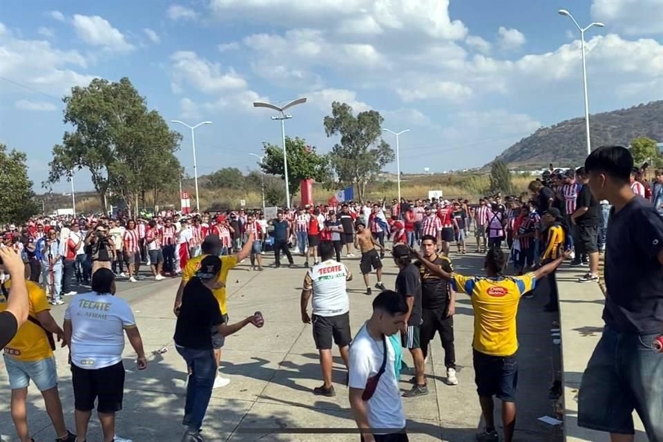 Aficionados de Tigres y Chivas se confrontaron en las taquillas del Estadio Chvias.