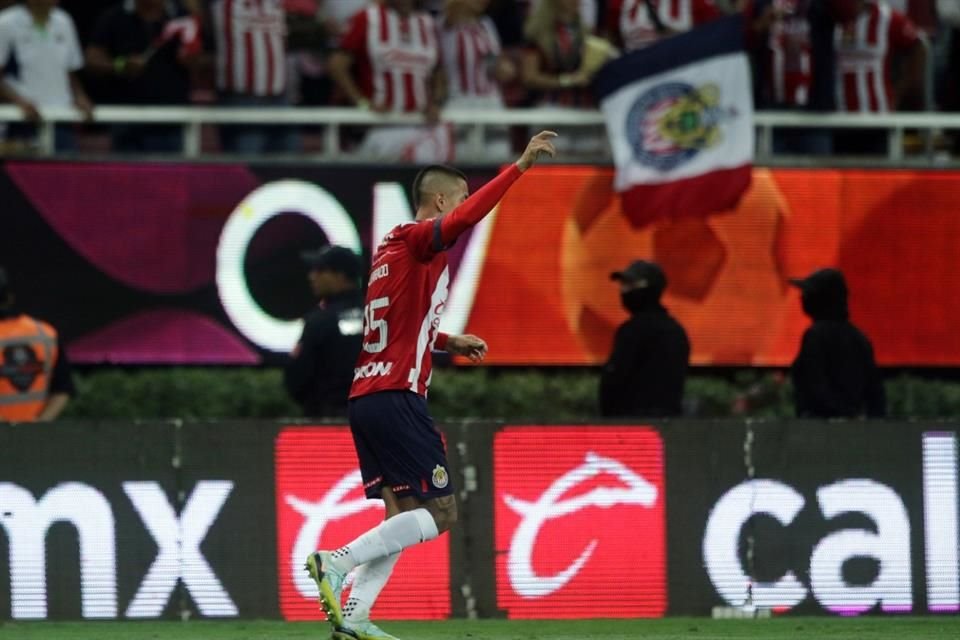 Roberto 'Piojo' Alvarado anotó el primero de las Chivas.