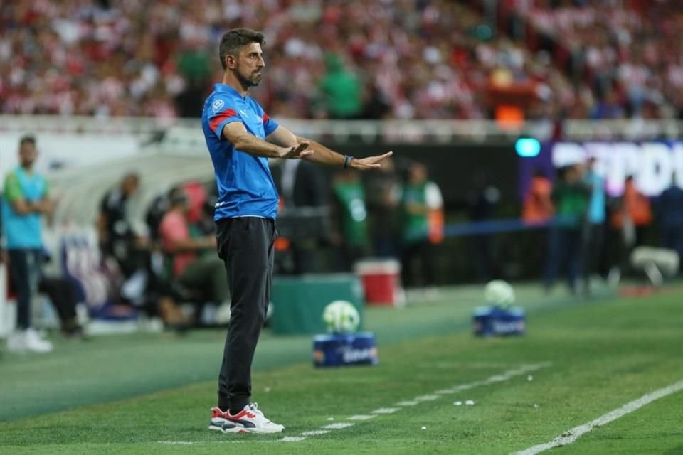 Desde el área técnica Paunovic pedía cabeza fría.