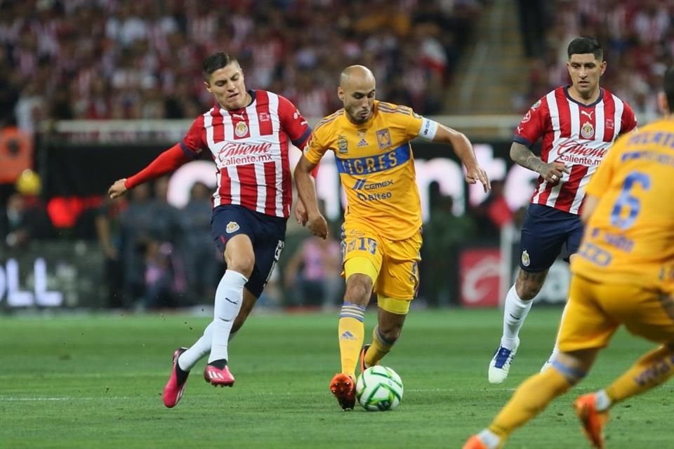 Ronaldo Cisneros y 'Pocho ' Guzmán marcan a Guido Pizarro.