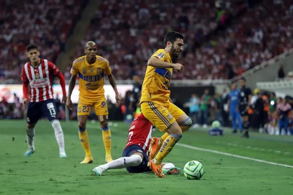 Juan Pablo Vigón también dejó la cancha al terminar la primera parte.