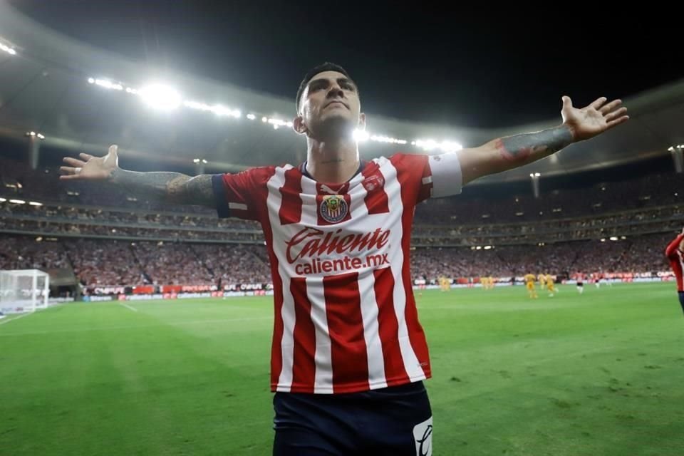 El festejo del capitán Víctor Guzmán luego de hacer el 2-0 para las Chivas.